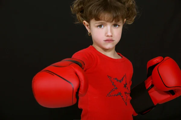 Pequeña niña boxeo — Foto de Stock