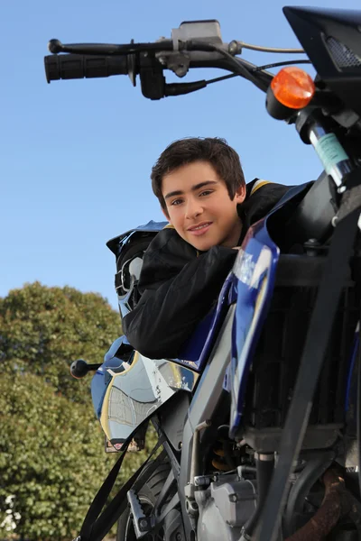 Menino em uma moto — Fotografia de Stock
