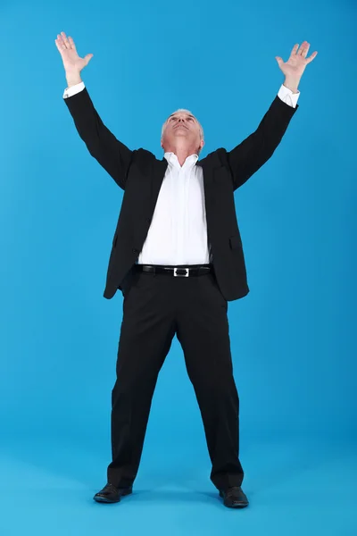 シニア ・ ビジネスマンが彼の手を上げる — ストック写真