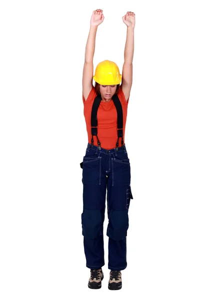Trabalhadora da construção feminina pendurada em espaço vazio — Fotografia de Stock