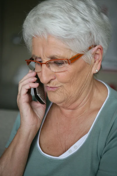 Velha senhora fazendo telefonema — Fotografia de Stock
