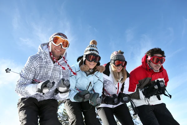 Четыре друга на лыжном отдыхе — стоковое фото