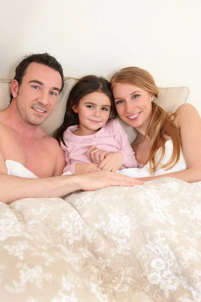Ζευγάρι στο κρεβάτι με την κόρη τους — Φωτογραφία Αρχείου