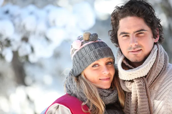 Par går utanför på en vinterdag — Stockfoto