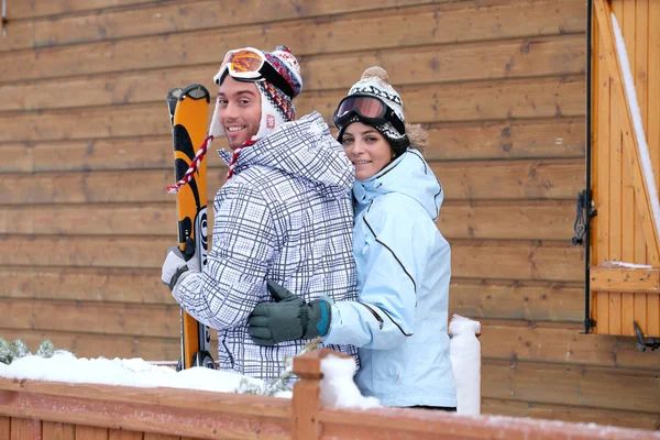 情侣滑雪度假 — 图库照片