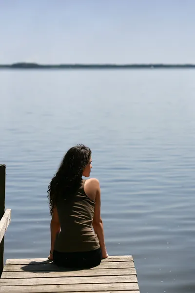 Brunette, sat at the end of jetty — Stock Photo, Image