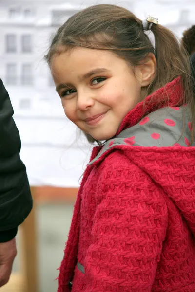 Kleines Mädchen mit rotem Mantel — Stockfoto