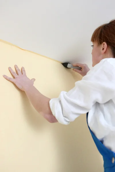 Mulher pendurado papel de parede — Fotografia de Stock