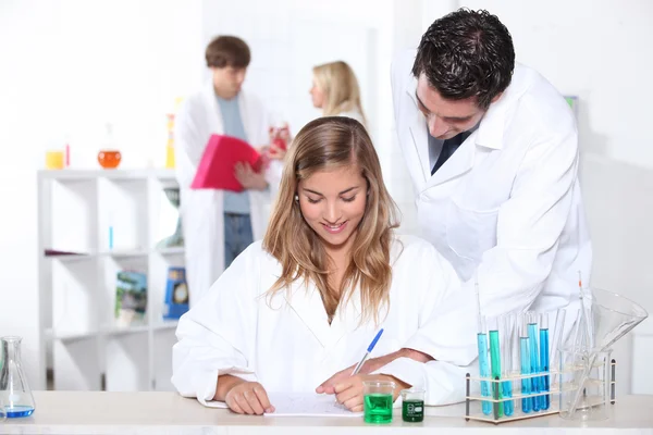 Женщина и мужчина, работающие в лаборатории . — стоковое фото
