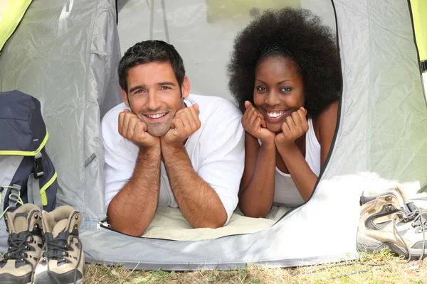 Paar im Zelt — Stockfoto