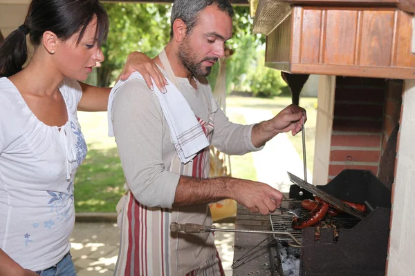 Mens koken op de barbecue — Stockfoto