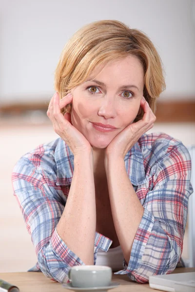 Portrait of a woman at a table — Stock Photo, Image