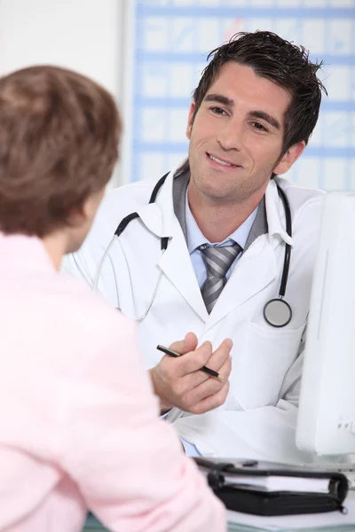 Porträt eines Arztes mit Patient — Stockfoto