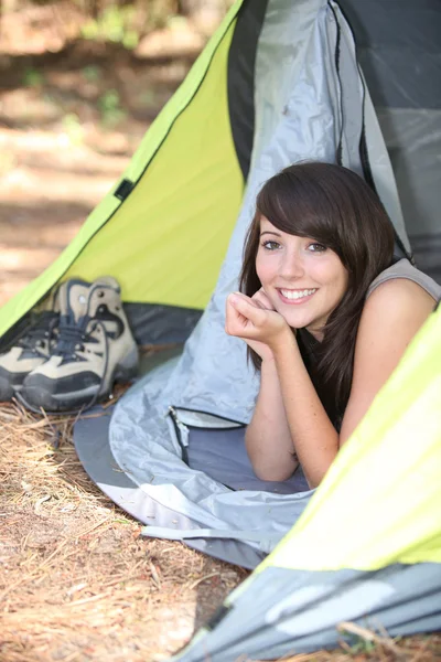 Adolescente deitada na tenda — Fotografia de Stock