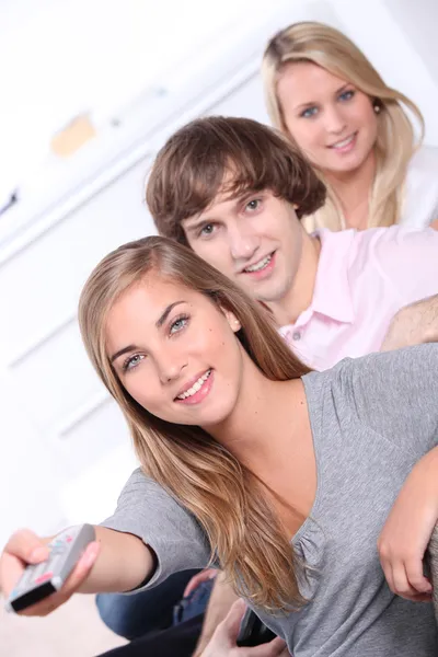 Tři dospívající seděl doma — Stock fotografie