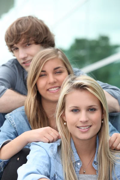 Tre tonåriga vänner satt på stegen — Stockfoto