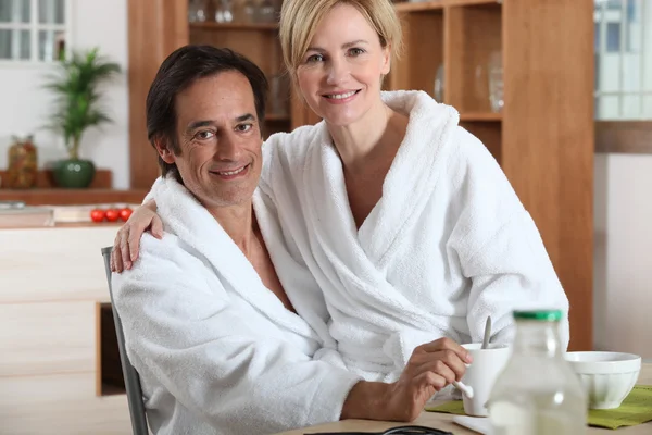 Par med frukost i frotté badrockar — Stockfoto