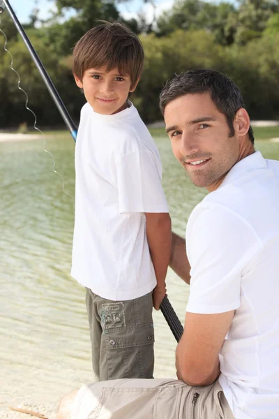 父亲和儿子在湖捕鱼 — 图库照片
