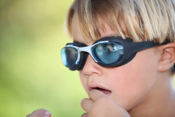 Νευρικό νεαρό αγόρι φορώντας γυαλιά κολύμβησης — Φωτογραφία Αρχείου