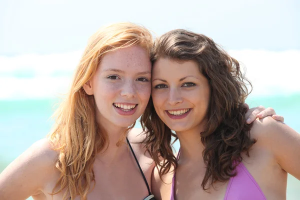 Två vänner står på stranden — Stockfoto