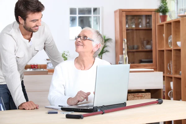 Oudere vrouw op laptop — Stockfoto