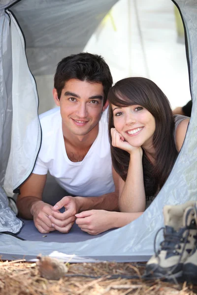 Teenagers camping — Stock Photo, Image