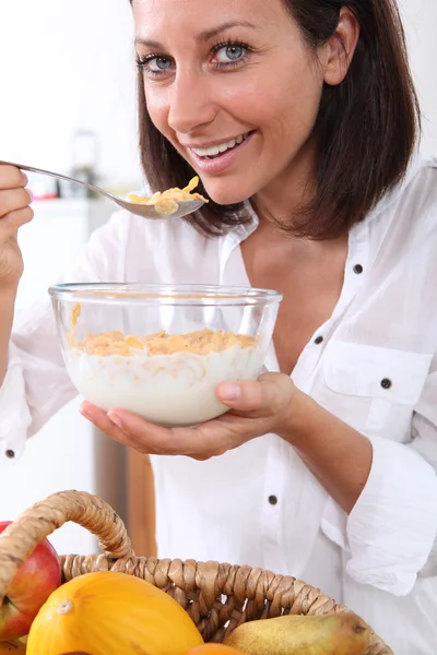 Donna che mangia cornflakes — Foto Stock