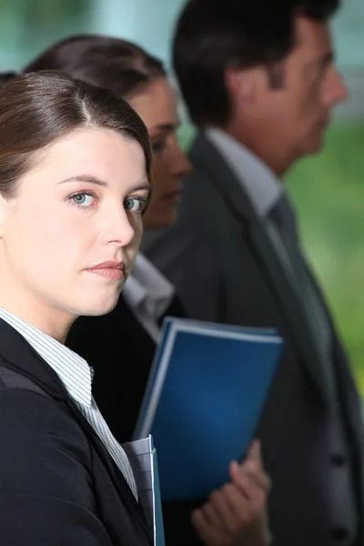Giovane donna in un briefing aziendale — Foto Stock