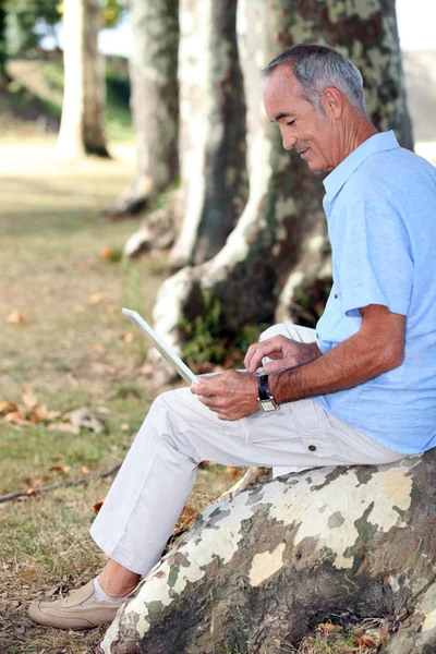 Senior har roligt med sin laptop — Stockfoto