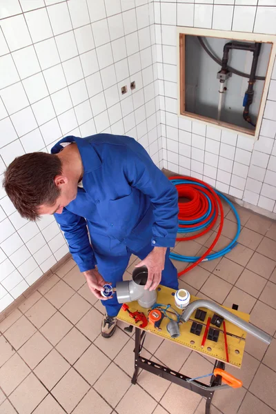 Plumber fixing two parts together — Stock Photo, Image