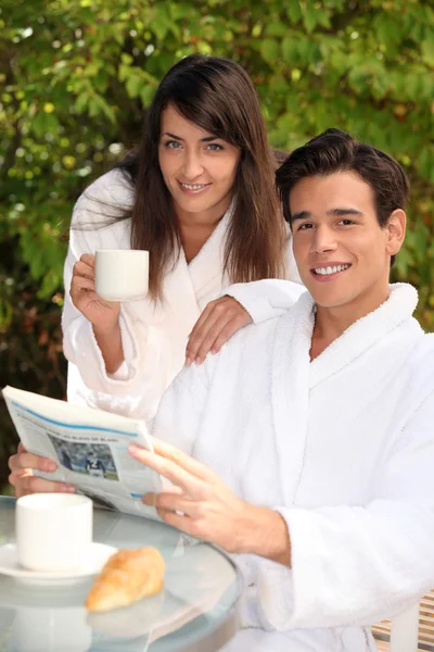 Ungt par på semester med frukost — Stockfoto