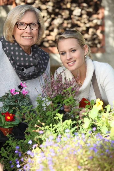 Mutter und Tochter bei der Gartenarbeit — Stockfoto