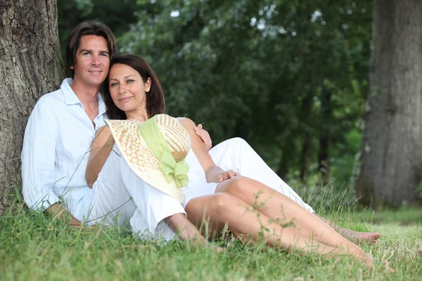 Paar liggen op het gras samen — Stockfoto