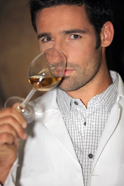 Mann verkostet Wein — Stockfoto