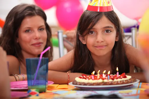 Menina comemorando seu quinto aniversário — Fotografia de Stock