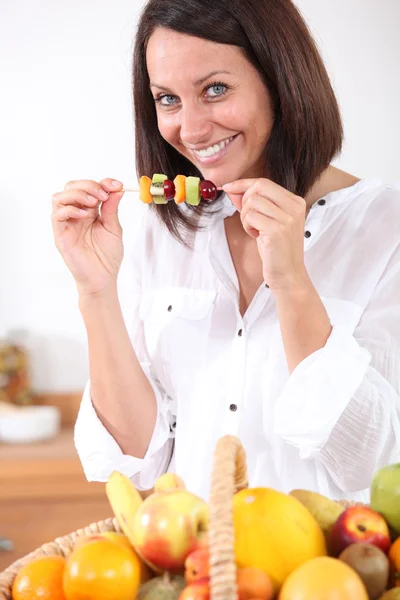 Femme mangeant des fruits — Photo