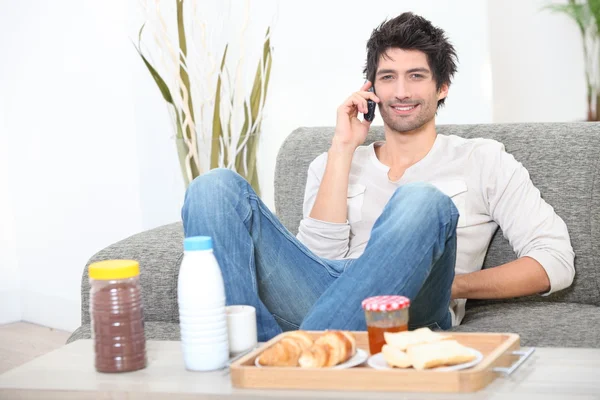 Homem tomando café da manhã em casa — Fotografia de Stock