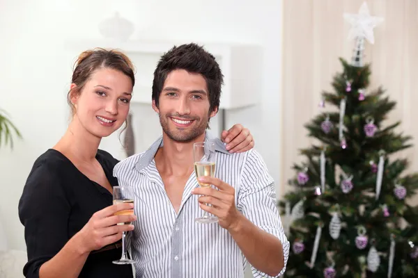 Giovane coppia che celebra Capodanno — Foto Stock