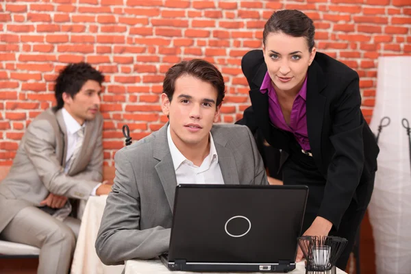 Unga medarbetare tittar på laptop — Stockfoto