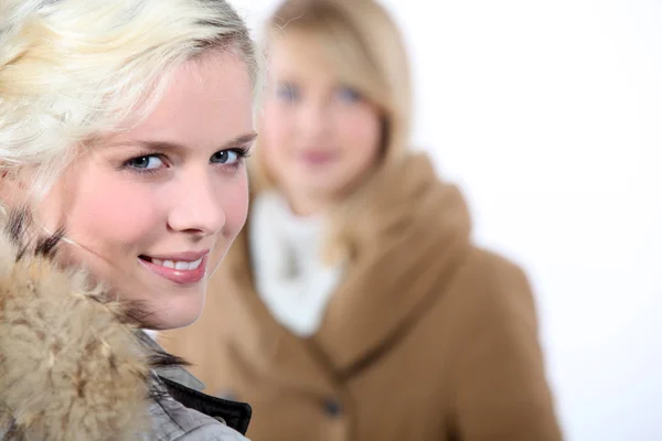 Pretty blond woman smiling — Stock Photo, Image