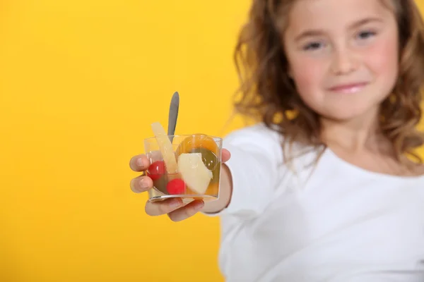 과일 샐러드와 어린 소녀 — 스톡 사진