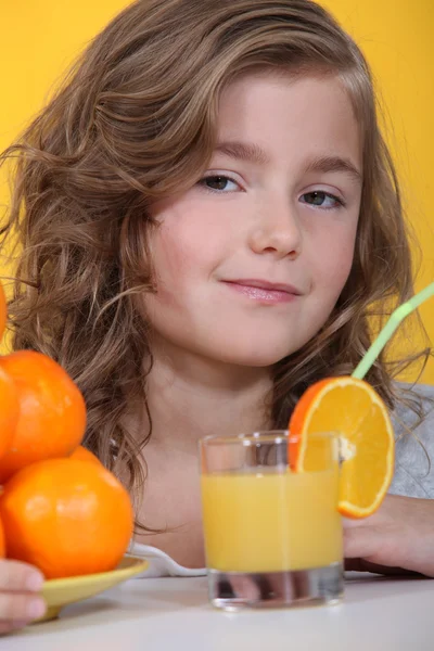 喝了一杯橙汁可爱女孩的肖像 — 图库照片