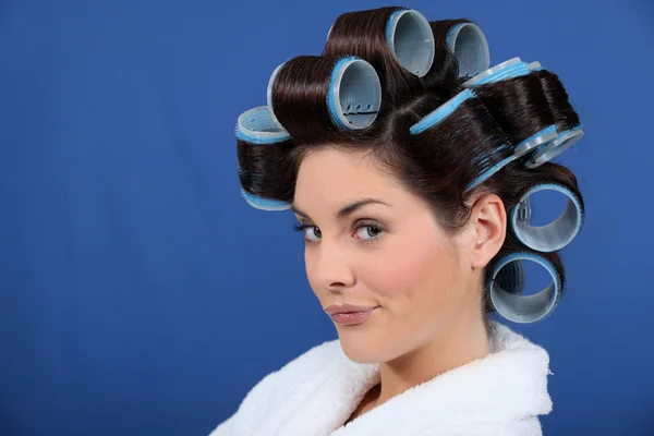 Žena s našpulené natáčky na vlasy — Stock fotografie
