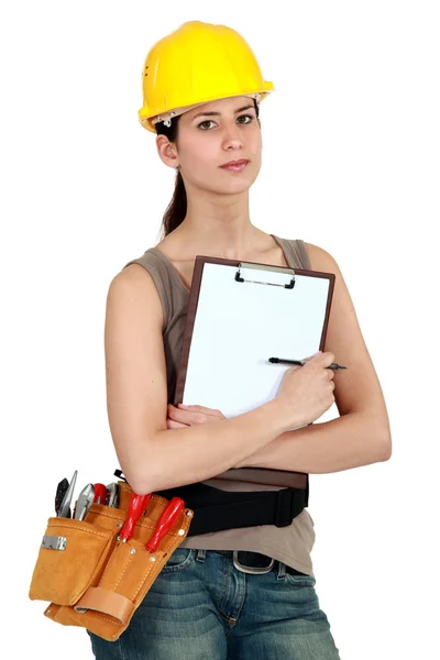 Женщина-работница держит планшет — стоковое фото