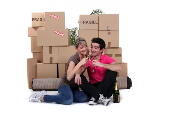 Couple celebrating house move — Stock Photo, Image