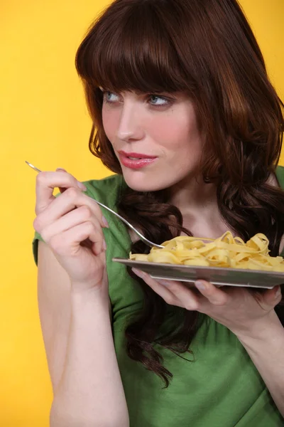 Mulher com um prato de tagliatelle — Fotografia de Stock