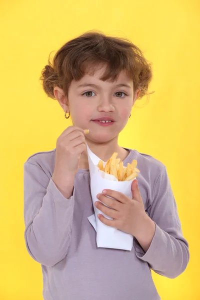 Fille manger un sac de chips — Photo