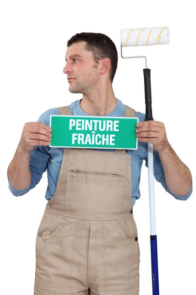 Homme avec un panneau français de peinture humide — Photo