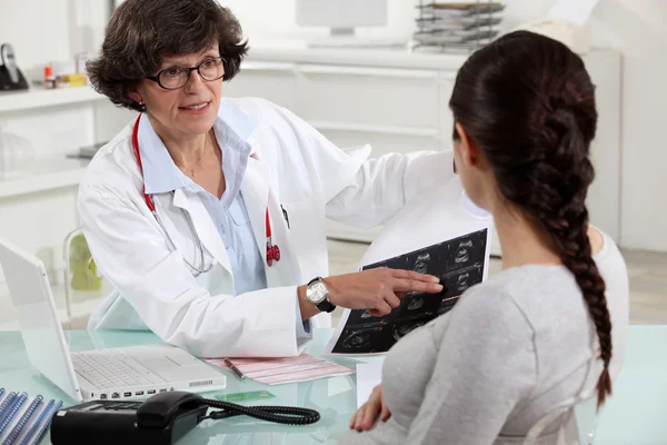 Female doctor with patient — Stock Photo, Image