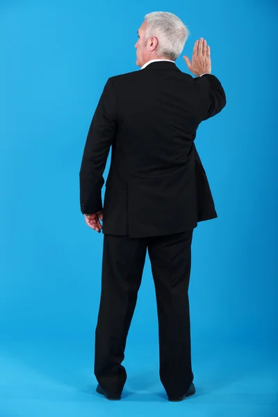 Grijs-haired zakenman met de rug naar de camera — Stockfoto